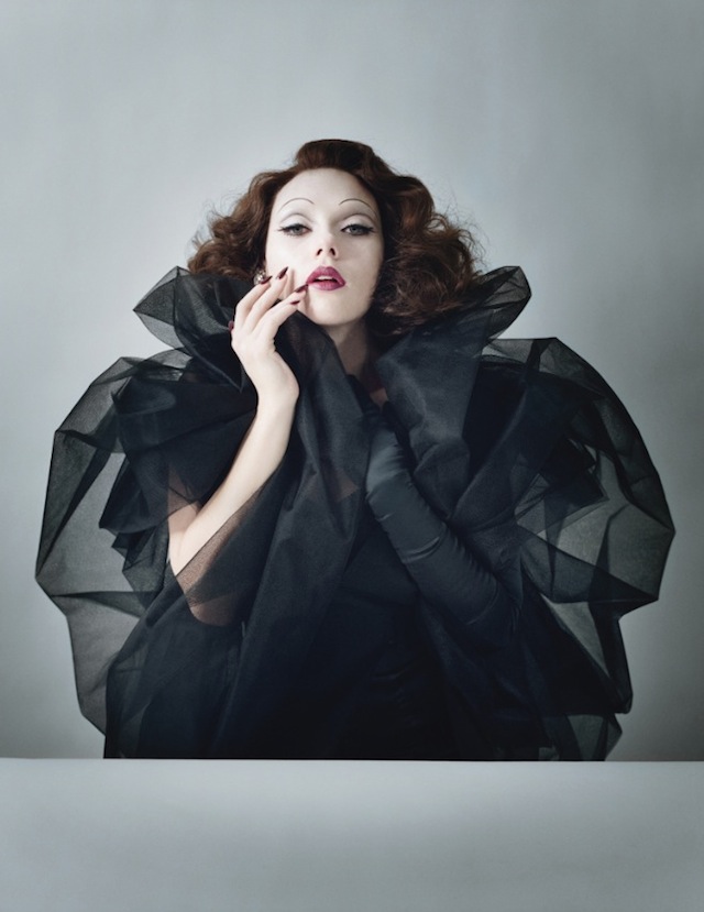 0Scarlett-Johansson-by-Tim-Walker-Styled-by-Jacob-K-June-2011