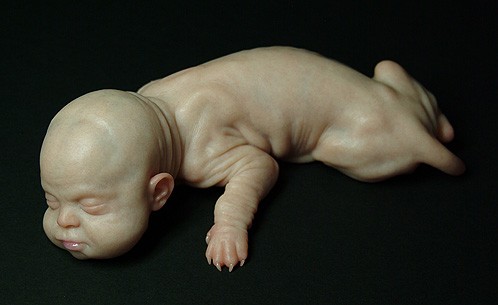 el_pequeno_dictador_2008_resina_y_pigmento_6.5x21.5x12.5