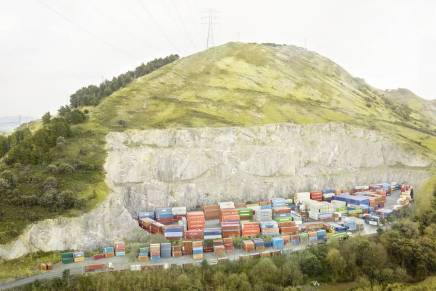 In Between/ Henrik Spohler/ Zonas muertas del hipercapitalismo